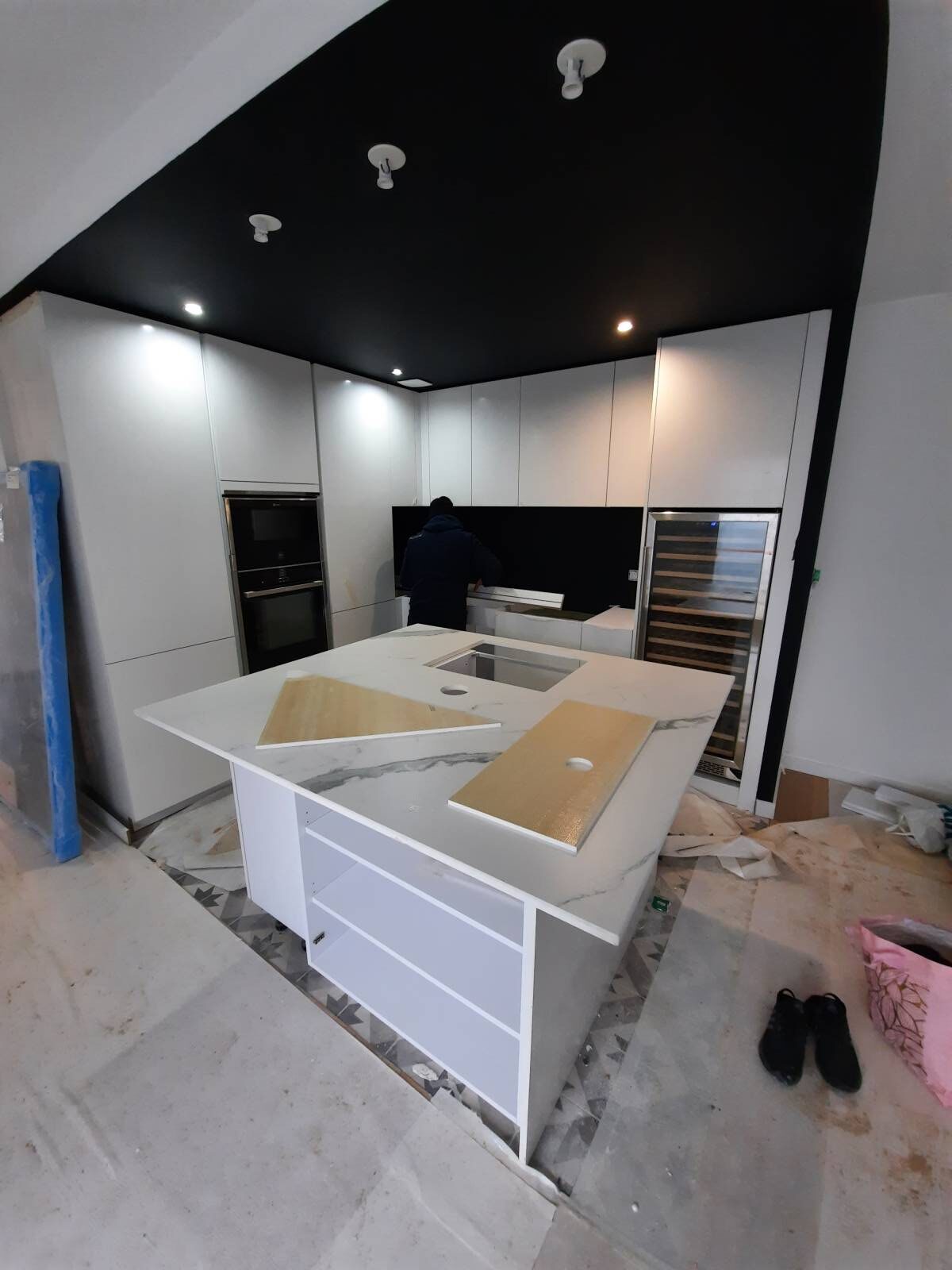 Cuisine design haut de gamme - conception sur mesure Lyon avec rangements intégrés invisibles