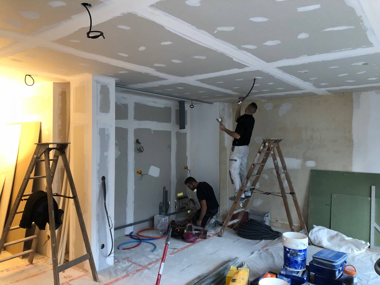 Équipe d'artisans partenaires StudioCreatis - Installation cuisine clé en main Caluire Lyon