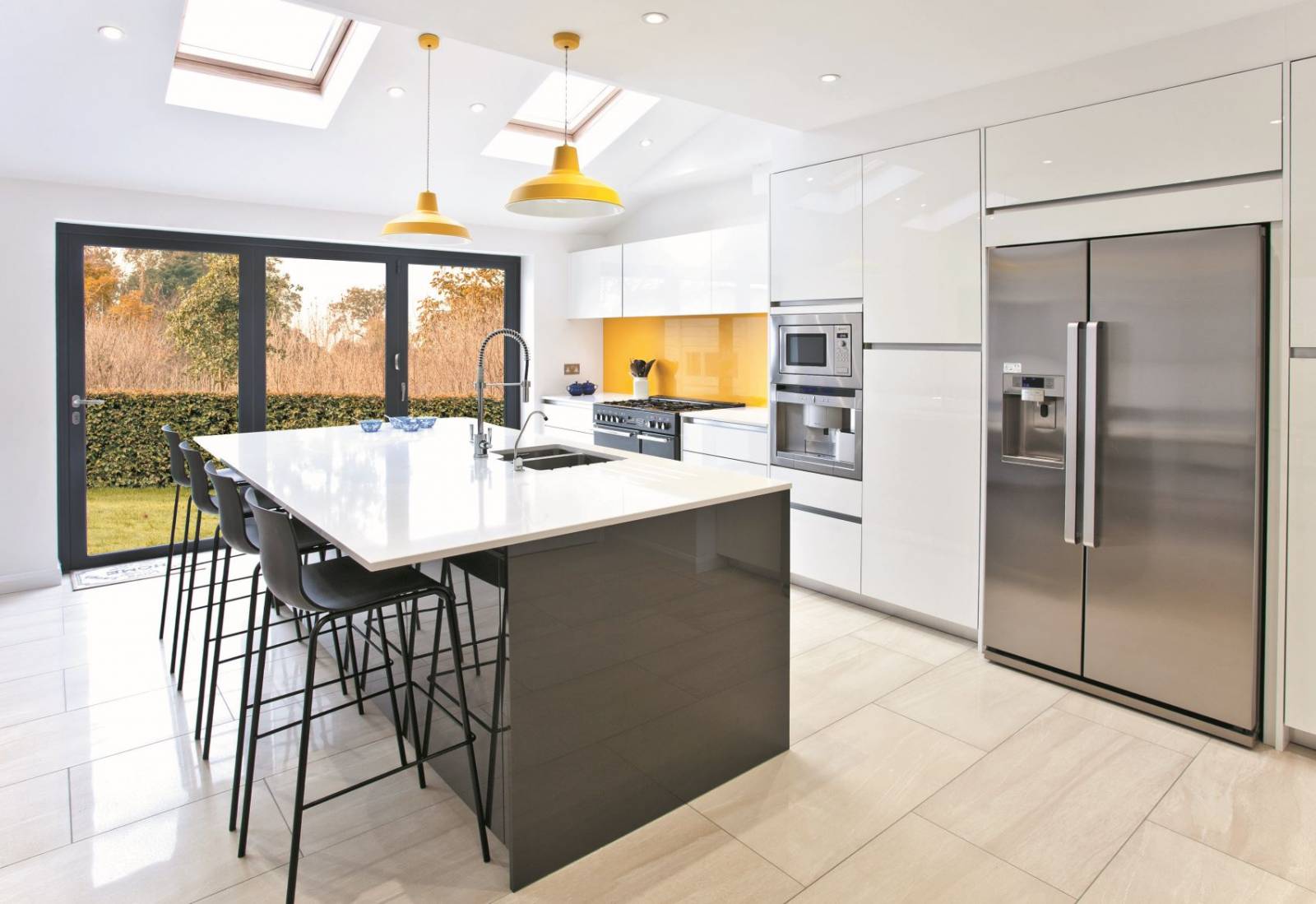 Cuisine haut de gamme sur mesure à Limonest - façades laquées blanc et gris graphite par cuisiniste Studio Creatis