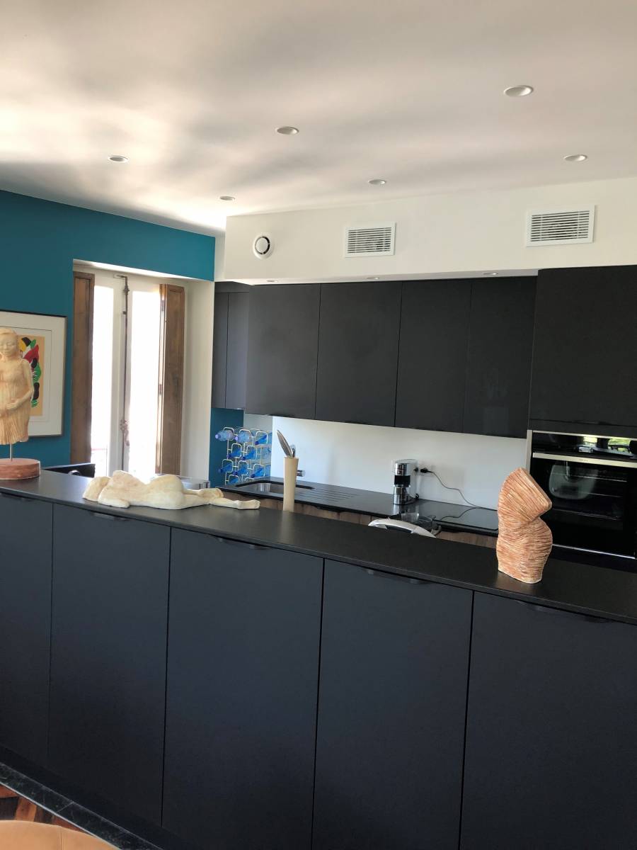 Cuisine haut de gamme Lyon 1 noir mat chêne Halifax granit - Studio Creatis cuisiniste Caluire