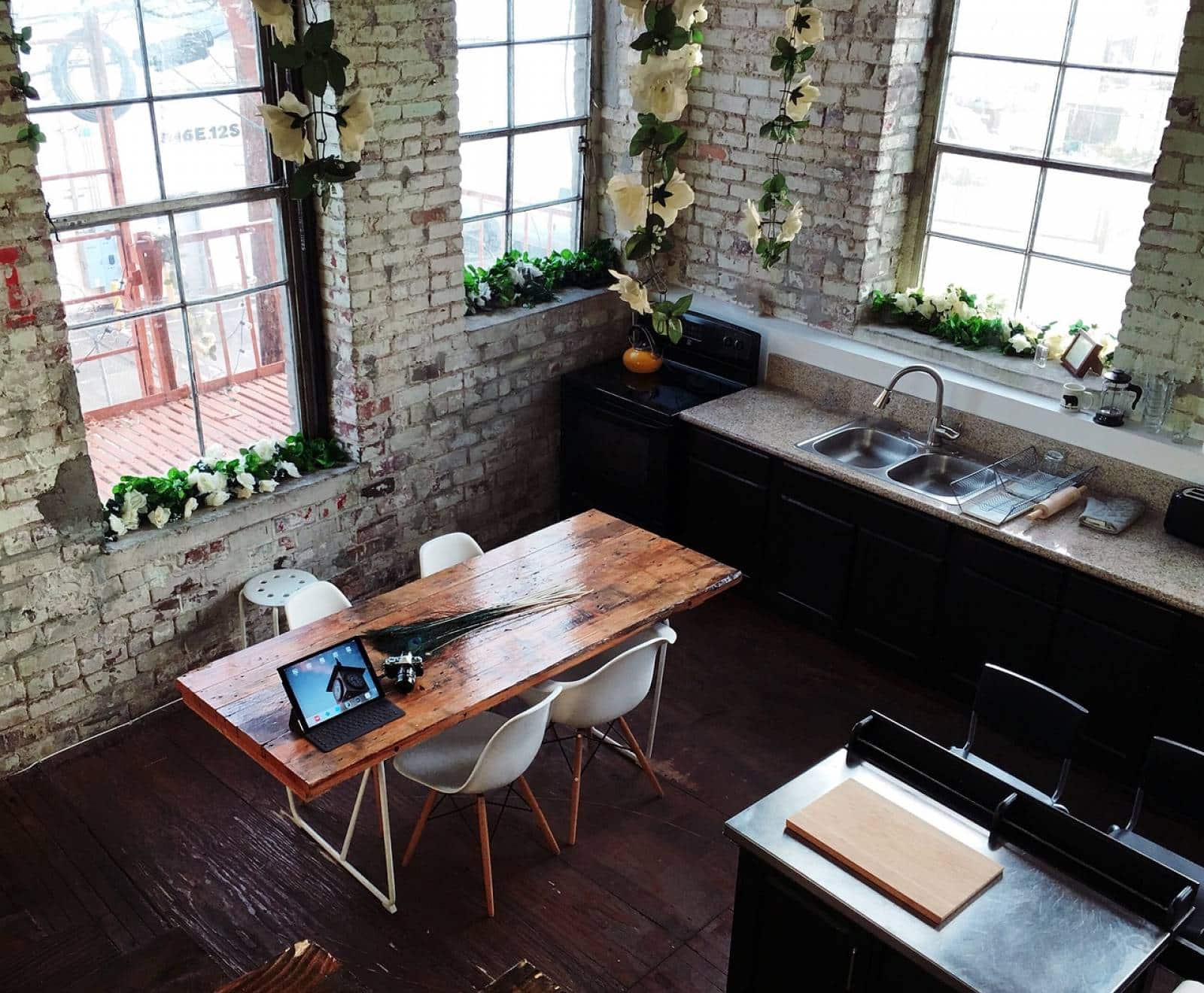 Réhabilitation cuisine loft Lyon 4 - Cuisiniste Studiocréatis mélange matériaux bruts contemporains façades noires mat marbre vintage