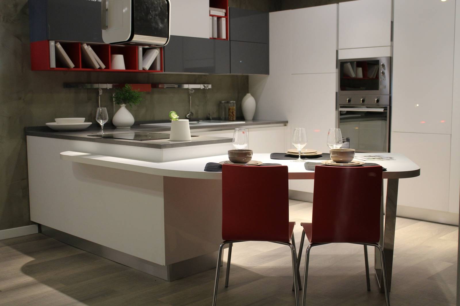 Cuisine équipée petit appartement Lyon 6 - meubles blancs gris table arrondie - StudioCreatis cuisiniste Caluire