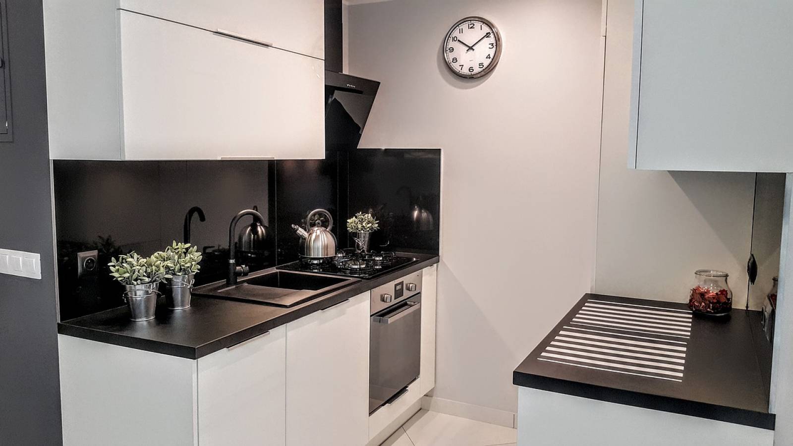 Kitchenette équipée moderne blanc et noir dans studio 25m² Lyon 1 - Cuisiniste Caluire gamme ACCESS pas cher