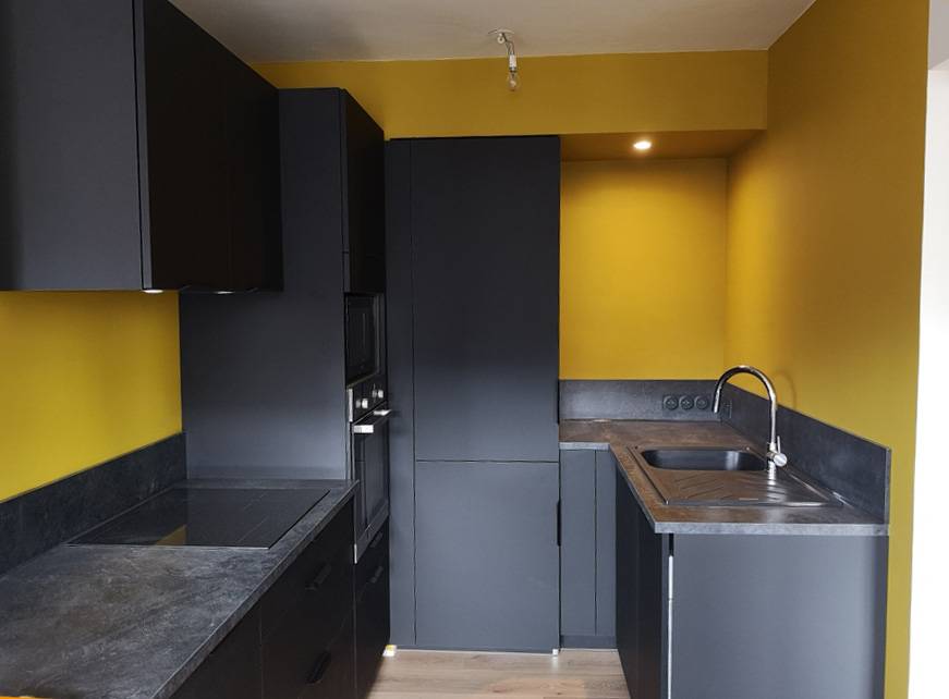 Cuisine noire mat sur mesure avec électroménager intégré Lyon 5 - Cuisiniste StudioCreatis Caluire contraste jaune noir plan travail Bazalt