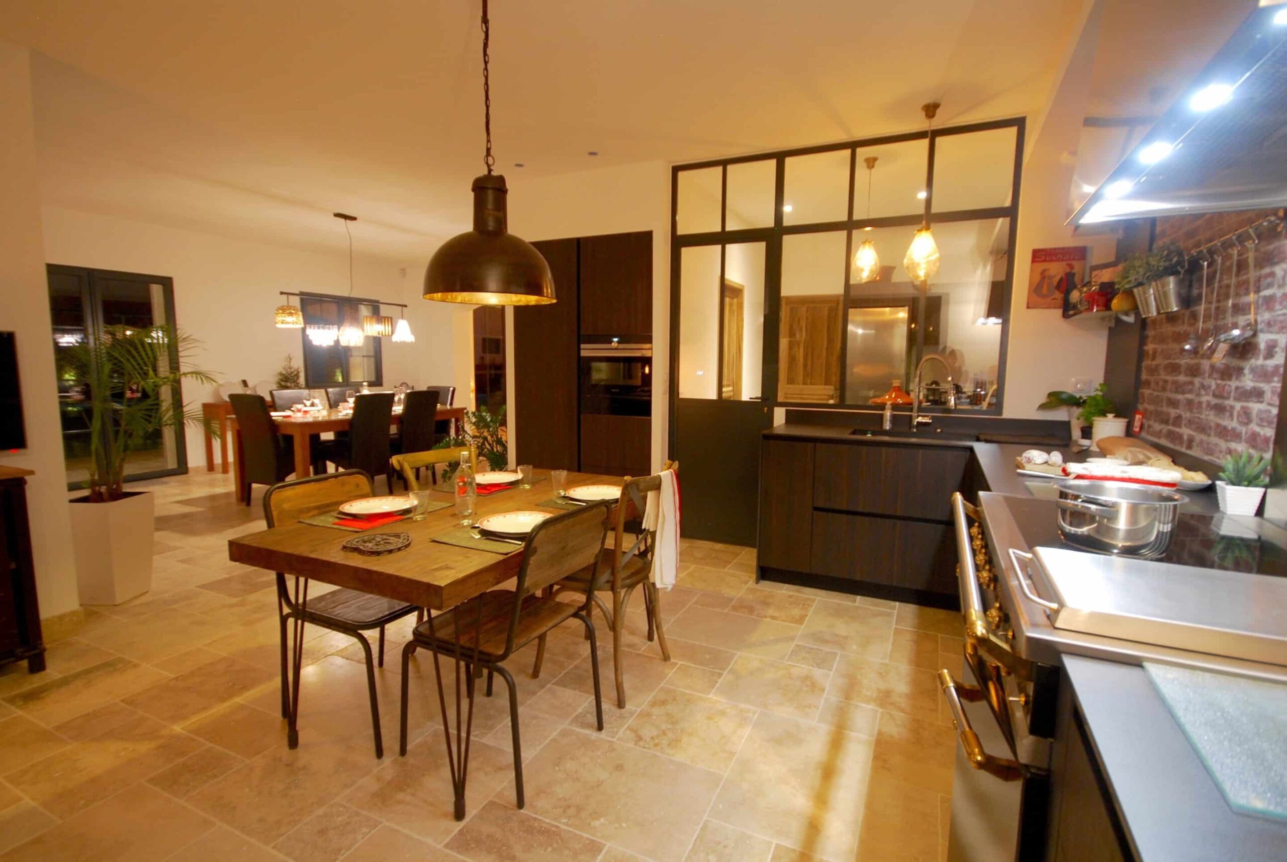 Cuisine moderne avec verrière intérieure design - Installation cuisine Caluire Lyon - Cuisiniste professionnel