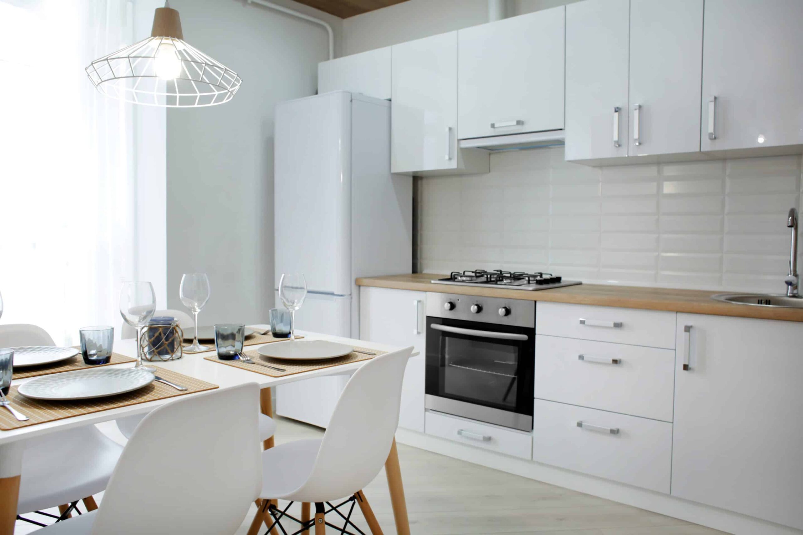 Cuisine contemporaine rénovée dans appartement à Caluire près Lyon - lignes épurées et matériaux modernes