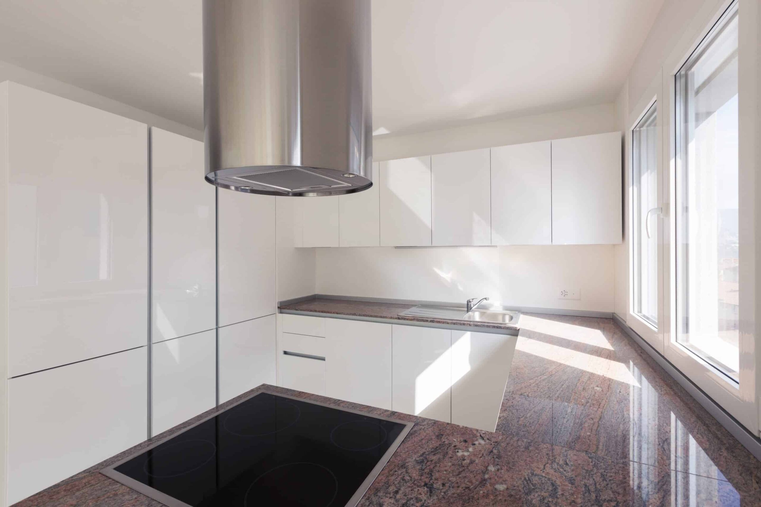 Cuisine sur mesure moderne avec hotte intégrée discrète - Studio Creatis Lyon Caluire