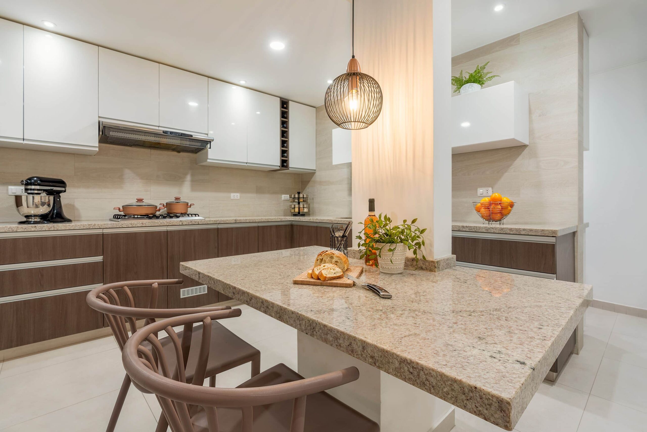 Cuisine moderne avec îlot central à Lyon - Studio Creatis cuisiniste Caluire - Design fonctionnel pour optimiser l'espace