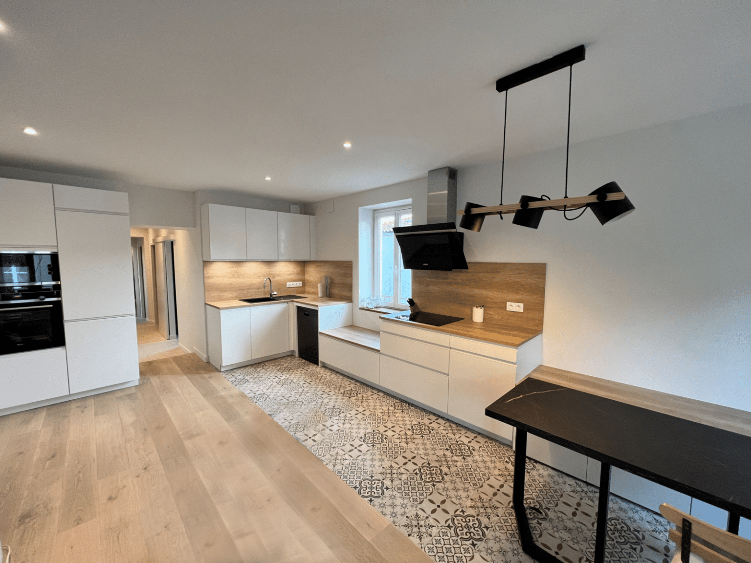 Cuisine sur mesure moderne et élégante installée par Studio Creatis cuisiniste à Bron - Design contemporain avec finitions haut de gamme