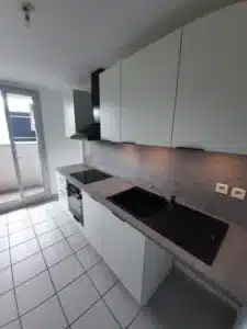 Aménagement cuisine économique projet locatif Rochetaillée-sur-Saône - poignées noires et finition moderne