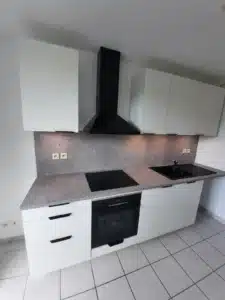 Cuisine abordable investissement locatif Lyon - électroménager intégré et plan de travail résistant