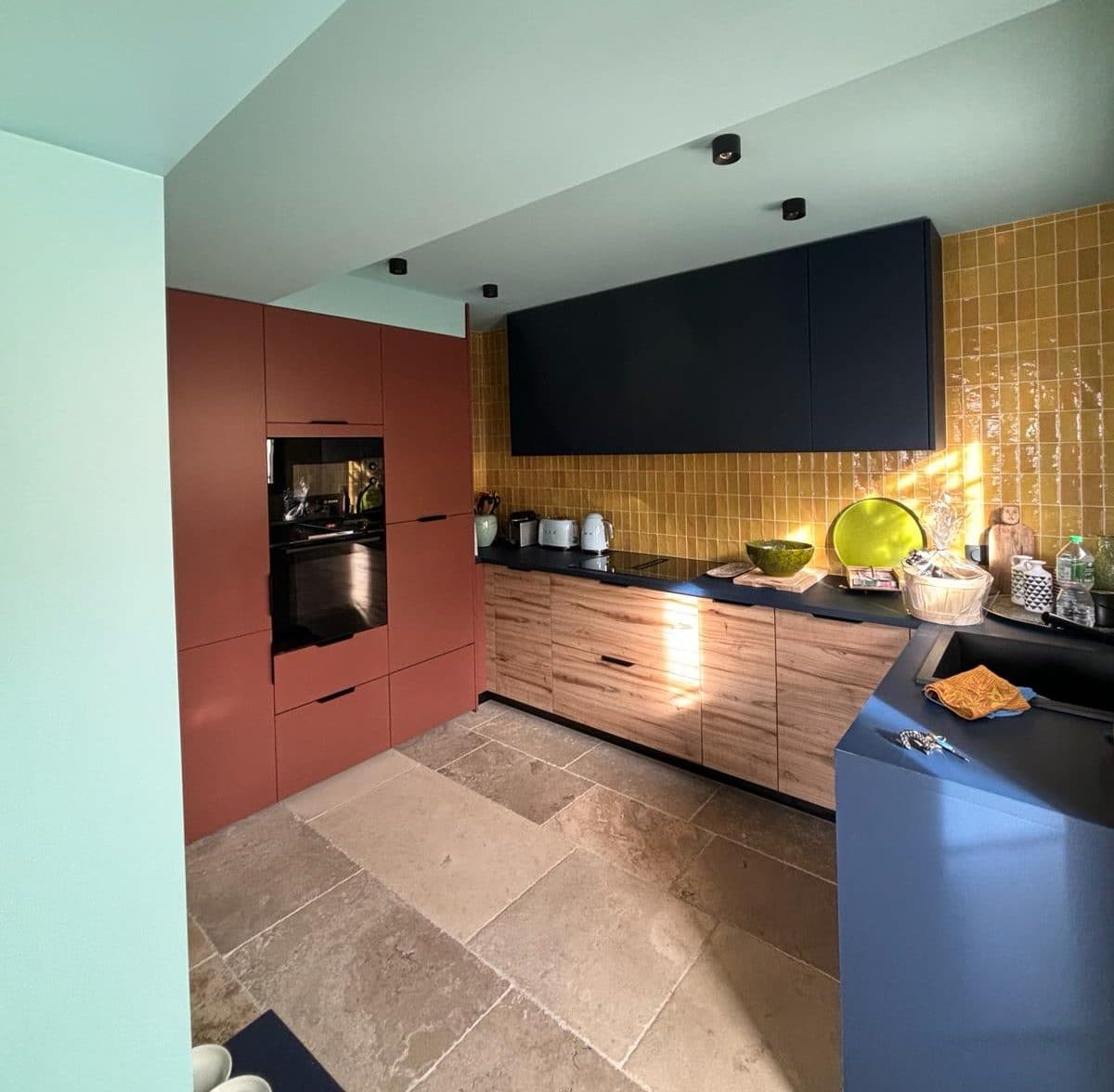 Cuisine rénovée haut de gamme Fayence Var - Rénovation complète cuisine moderne par cuisiniste Lyon StudioCreatis