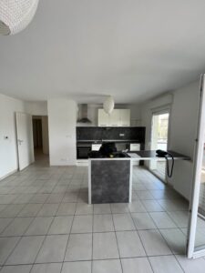 Avant rénovation cuisine appartement Saint-André-de-Corcy - cuisiniste Lyon pas cher