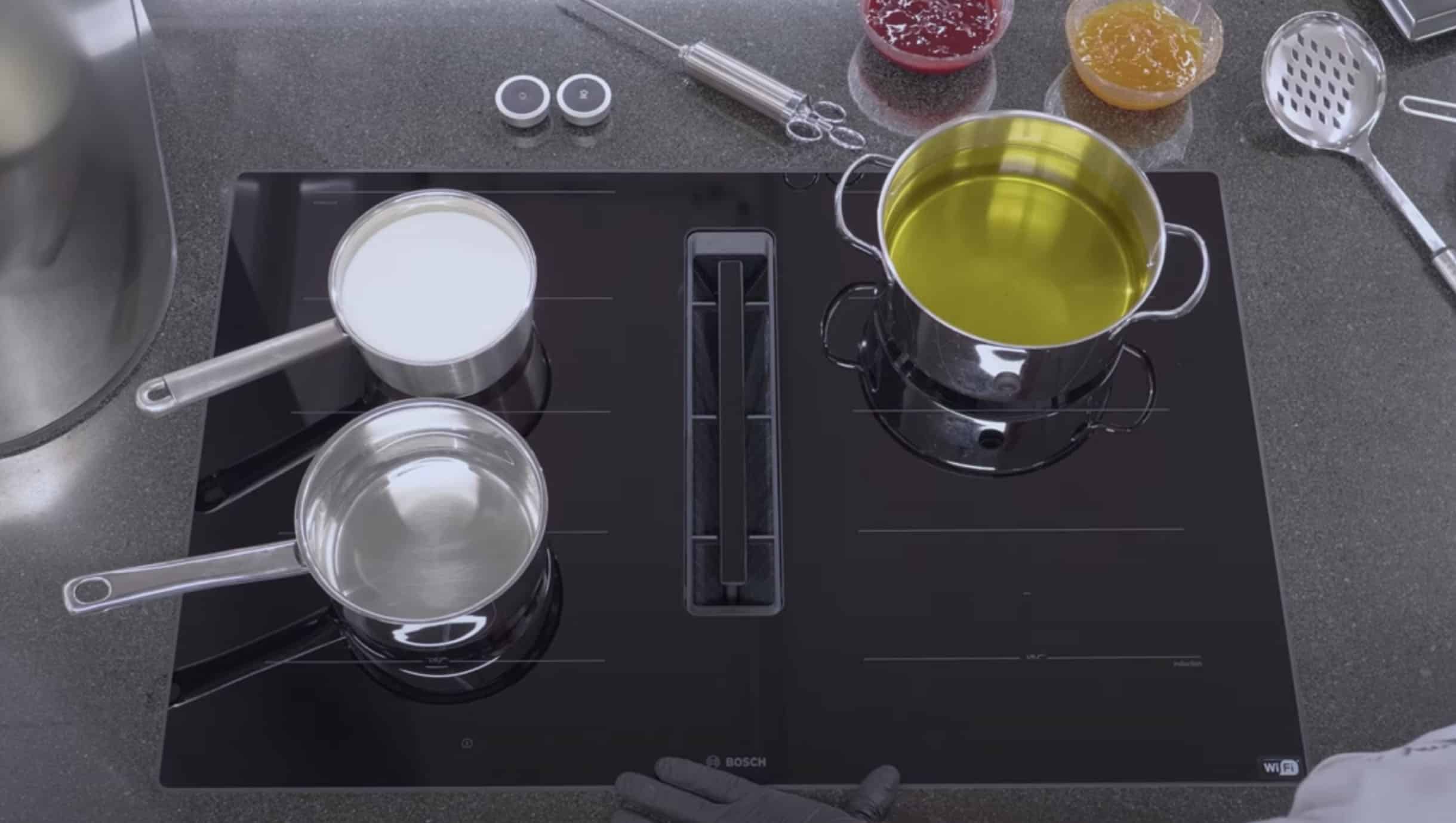 Plaque de cuisson avec hotte intégrée design moderne dans cuisine contemporaine - Cuisiniste Lyon Caluire Studiocreatis