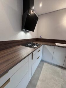 Nouvelle cuisine avec plan travail Noyer Flammé Janneyrias - Studio Creatis Lyon