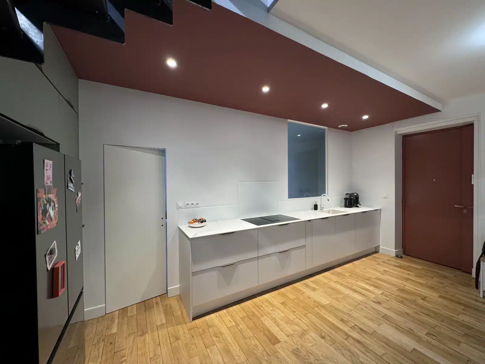 Cuisine sur mesure moderne installée à Villeurbanne par Studio Creatis - façades contemporaines et aménagement optimisé