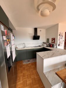 Réalisation cuisine intégrée Lyon 3 - Banquette sur mesure et rangements optimisés famille cuisiniste Caluire