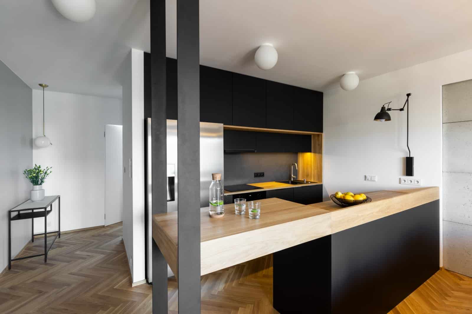 Cuisine contemporaine noire et bois sur mesure avec îlot central à Caluire-et-Cuire - Cuisiniste Lyon