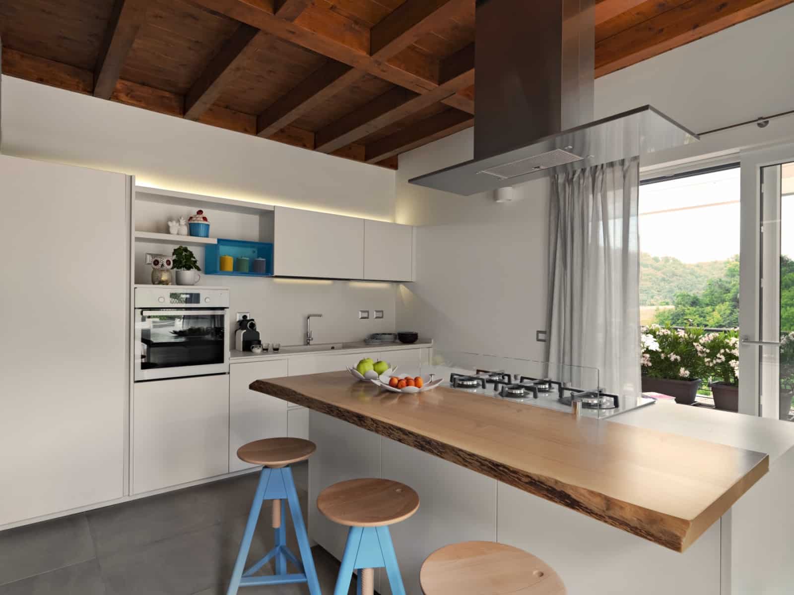 Cuisine sur mesure lumineuse avec plan snack bois massif - Réalisation cuisiniste Caluire-et-Cuire Lyon