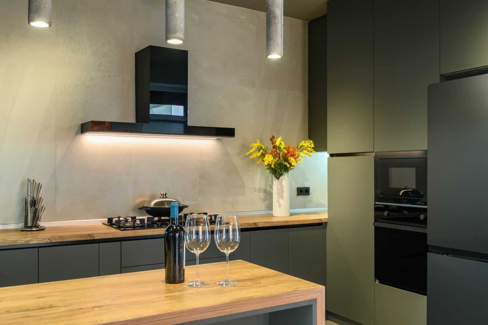 Cuisine contemporaine sur mesure vert mat et bois - Installation cuisiniste Caluire-et-Cuire Lyon