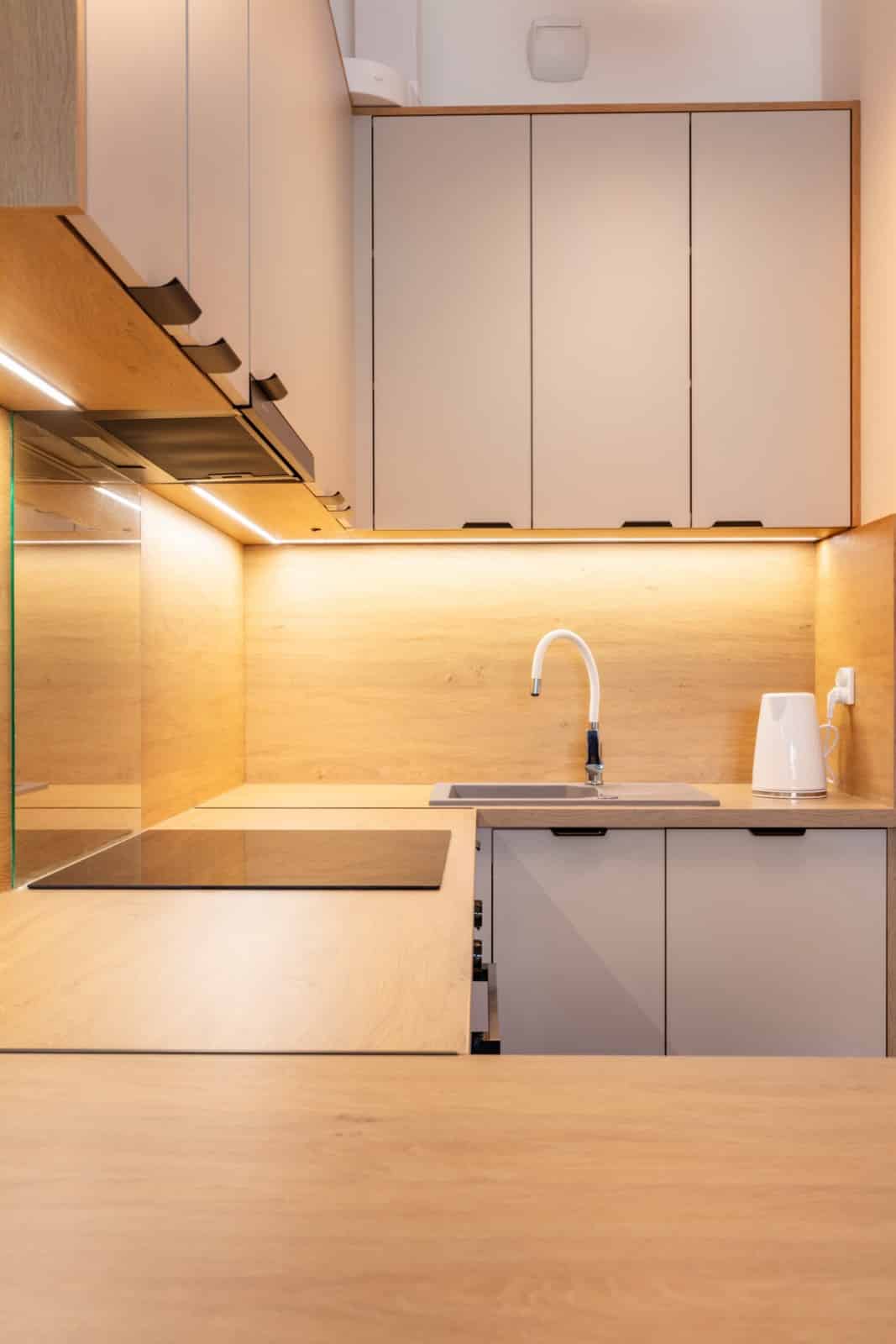 Cuisine sur mesure économique à Caluire-et-Cuire - façades claires et plan de travail bois par cuisiniste Lyon