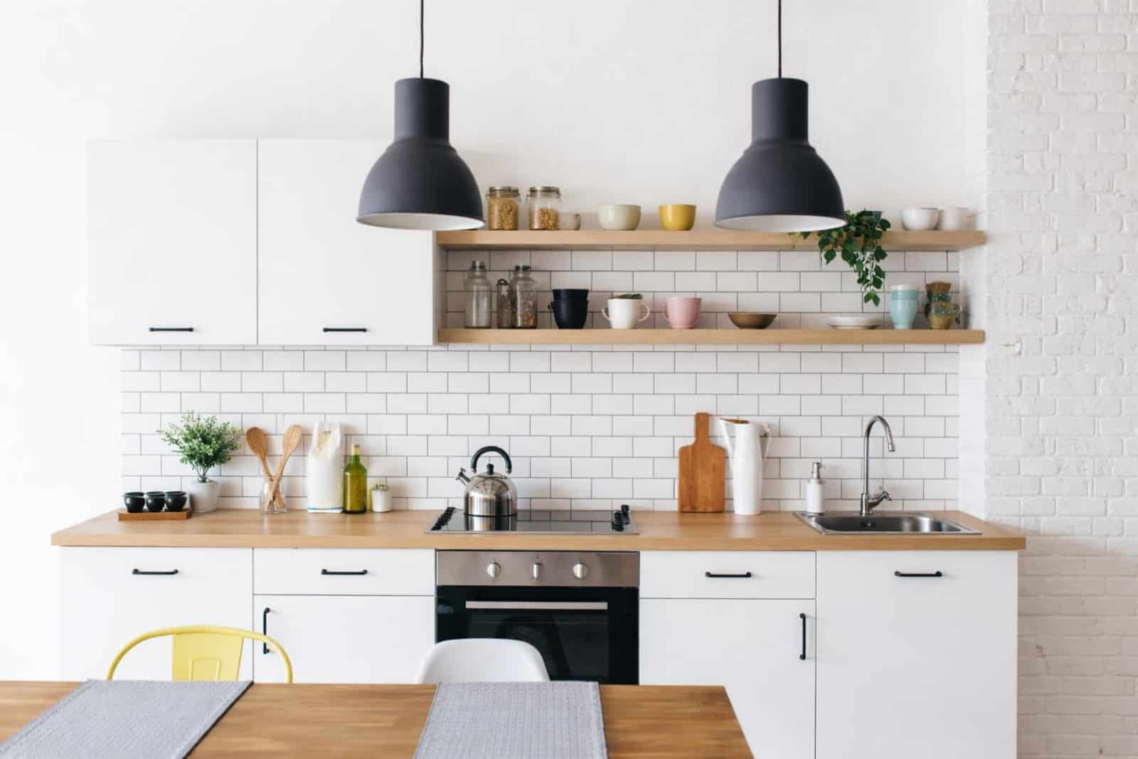 Petite cuisine linéaire scandinave blanche avec plan de travail bois - Cuisiniste Lyon Caluire - Aménagement optimisé rapport qualité prix