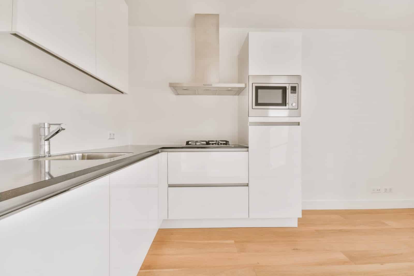 Cuisine blanche minimaliste sur mesure à Caluire-et-Cuire - Cuisiniste Lyon - Design épuré budget maîtrisé