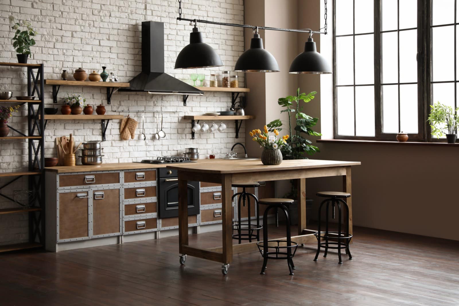 Cuisine style industriel sur mesure avec îlot central en bois et étagères murales - Réalisation cuisiniste Bron près de Lyon