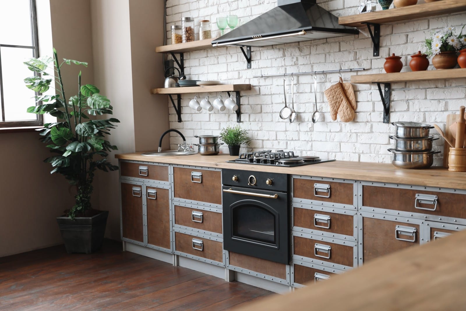 Cuisine sur mesure aménagée dans appartement canut Lyon avec poutres apparentes et hauts plafonds - Studio Creatis cuisiniste Caluire